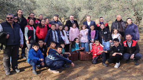 B­a­ş­k­a­n­ ­A­r­s­l­a­n­ ­ö­ğ­r­e­n­c­i­l­e­r­l­e­ ­z­e­y­t­i­n­ ­h­a­s­a­d­ı­ ­y­a­p­t­ı­